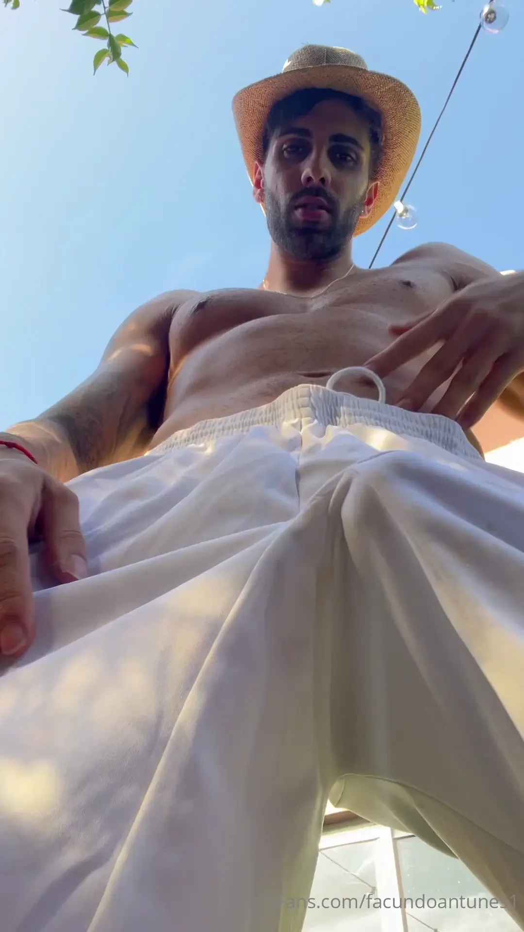 Que haces arrodillado mira que te voy a pegar con mi verga si segu s 