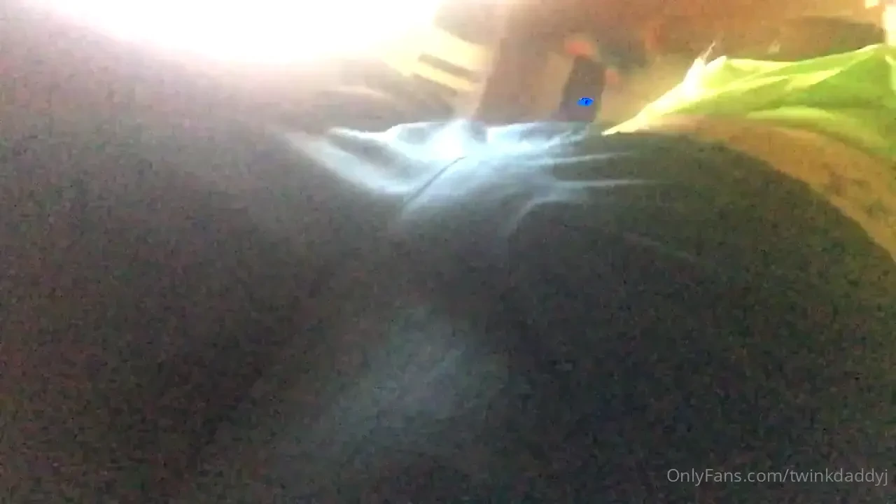 Hope y all enjoy some bulge pics from earlier and a short vid to start 