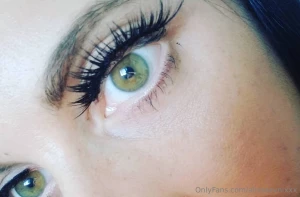 Just a reminder that i have pretty green eyes hehe if you ever want to