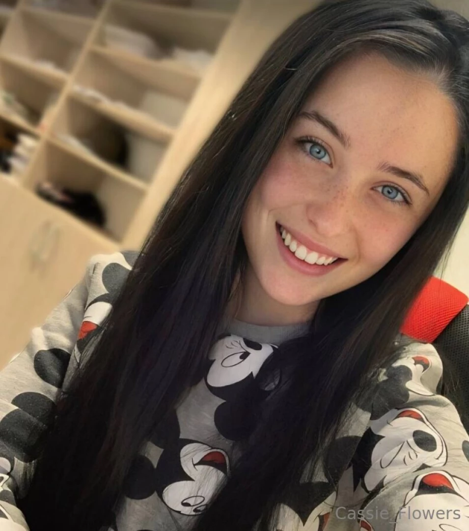 Free now this cutie is online and horny lindseyxheartx show her some part 41 