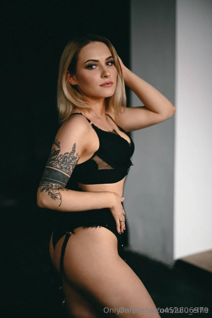 Alexa_blondi a hot hottie with a stunning flexible body is waiting for part 5 