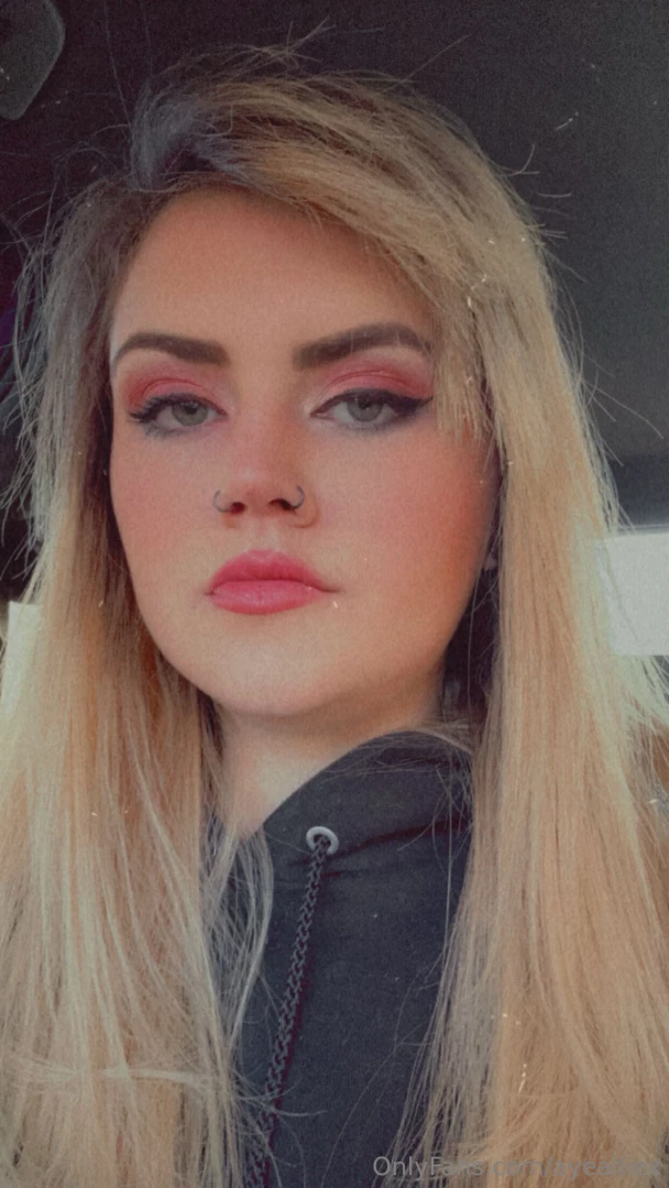Lighting in the dutch bros line was fiiire just some selfies for the part 5 