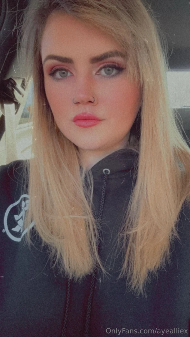 Lighting in the dutch bros line was fiiire just some selfies for the 