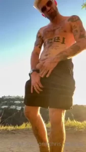 Putain je suis en chaleur aujourdhui viens dans la colline avec moi et