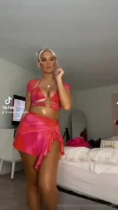 This pink outfit is soooo cute