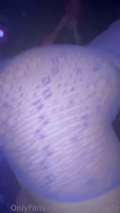I don t care who s watching i love to shake my fat ass 