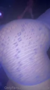 I don t care who s watching i love to shake my fat ass