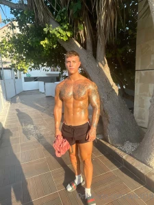 Who wants to come on holiday with me