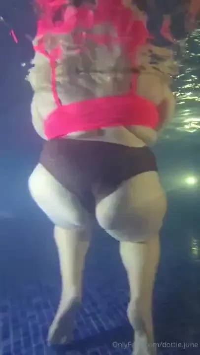 Peaches juicy ass bouncing underwater 