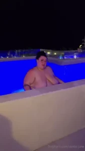 A sneaky sexy video in mexico public as well