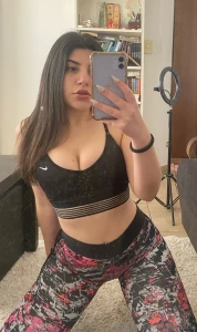 Getting ready in the gym to squeeze with my nice thighs your face