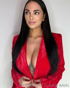 What do you think of the color red on me comment that i will read it