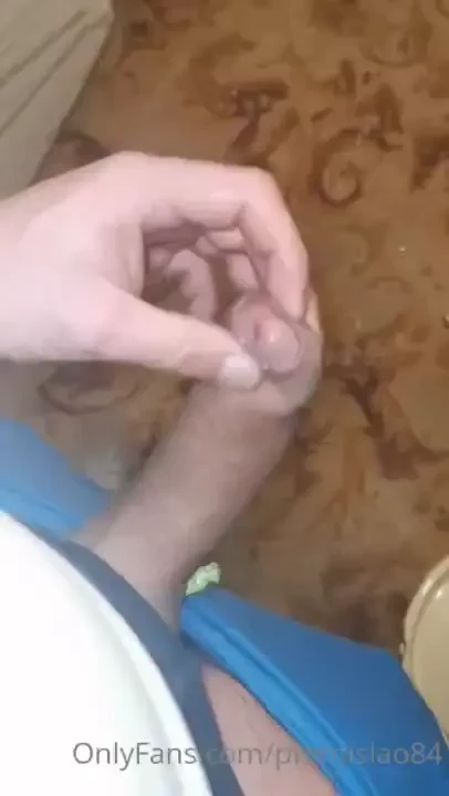 Mokry kutas cieknie z chuja 