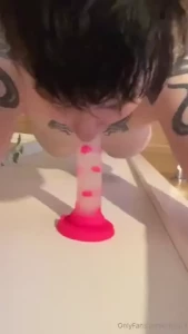I loveeee sucking dick i want a real one
