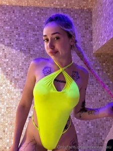 Had a girls night in the sauna gotta say this neon green looks damn part 1