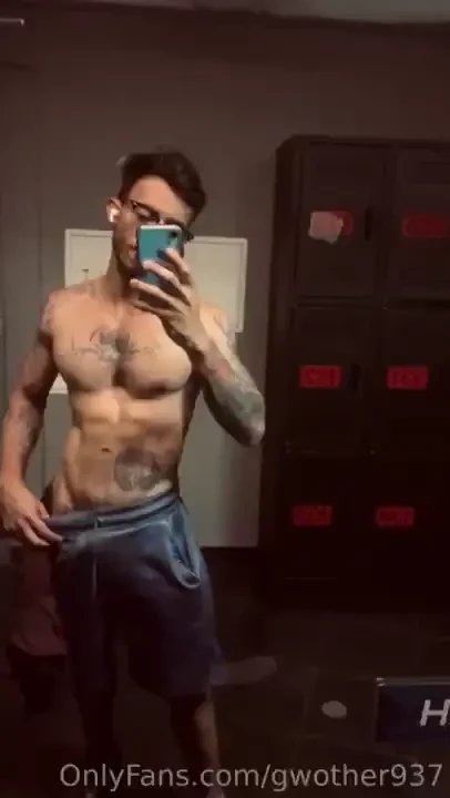 Despu s del gym una buena paja y una ducha 