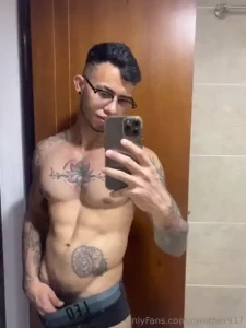 Hey quieres ver como me acaricio la verga