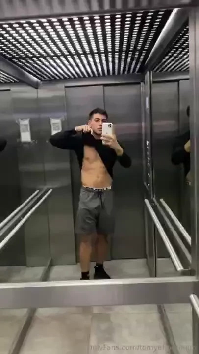 Come love kiss my abs 