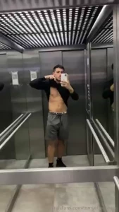 Come love kiss my abs