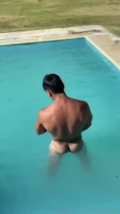 Who comes with me to get into the pool