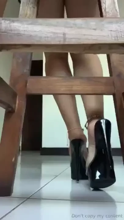 Sei sotto il tavolo e mi spii mentre gioco con i tacchi e ti masturbi 