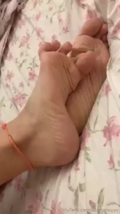 Who is coming to say good morning to my little feet chi viene a dare