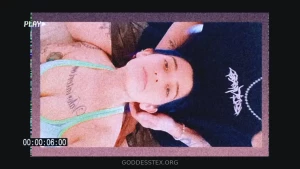 I m the cutest girl you could ever worship loser what are you waiting