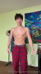 Dont mind bed head in second video haha first vid using my tri pod tho