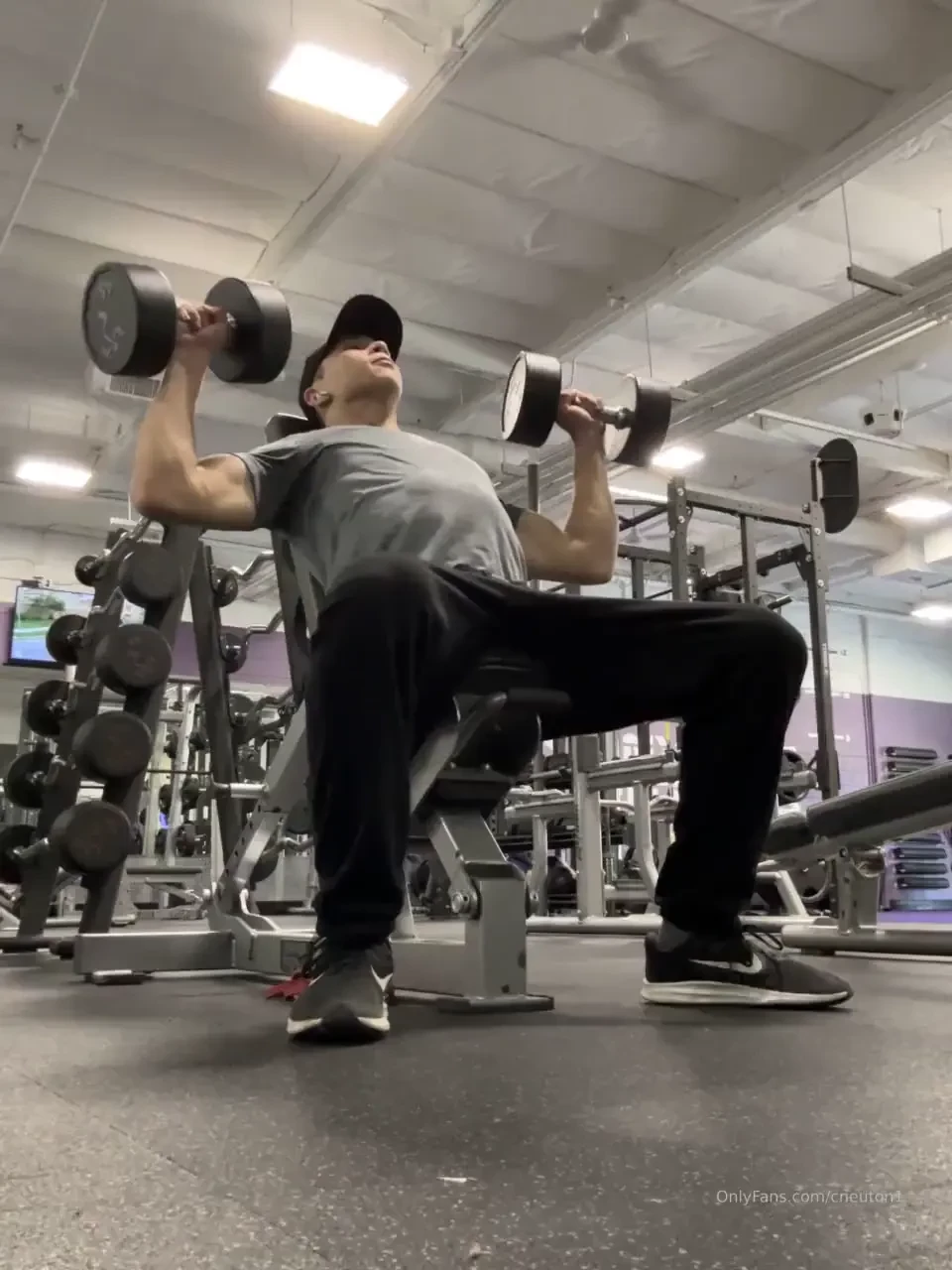 Yuhhh gymmmm nonstop posting 140 pics n vids rn lmk if i should record 