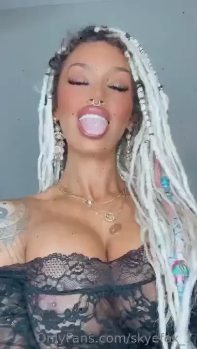 Suck on these big tittiessss 