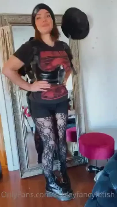 Going to see one of my fave bands tonight end for drinks and merch 