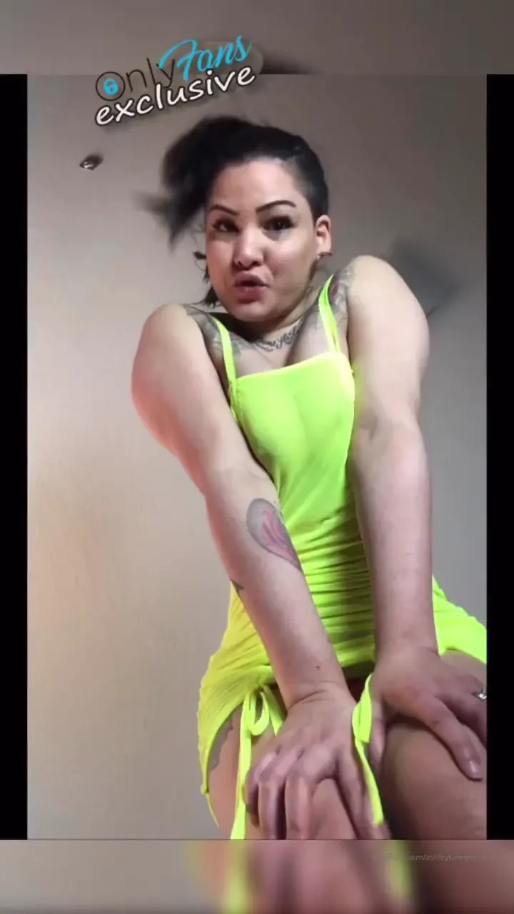 Giantess joi neon green pedi this ones older i made it but didn t 