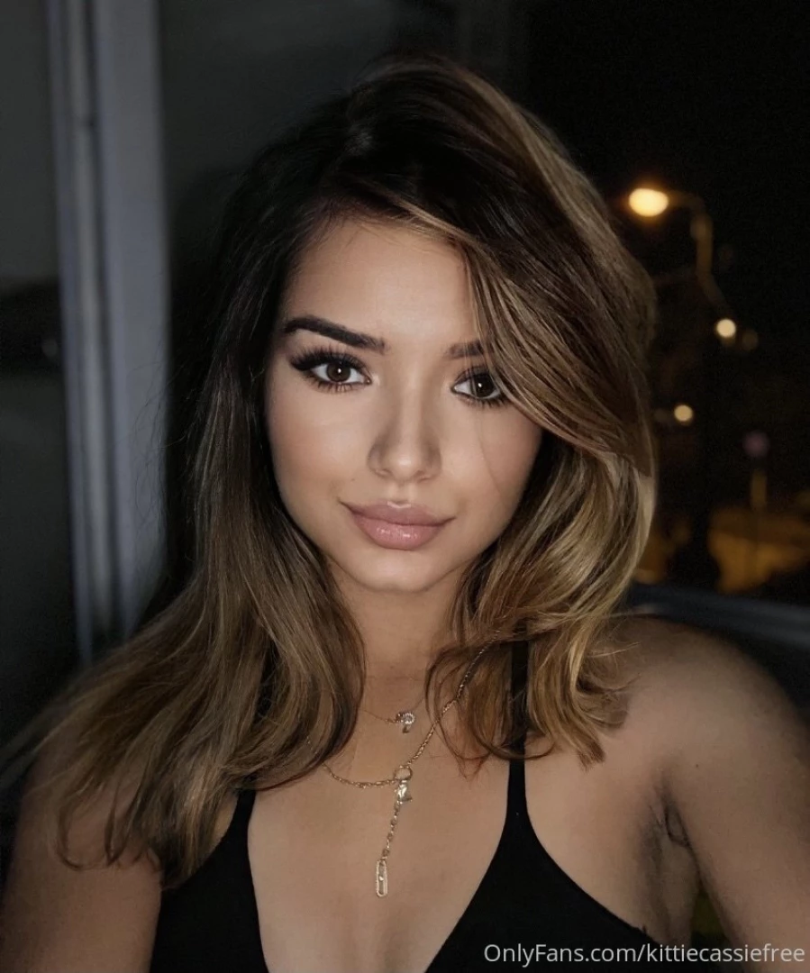 Hello guys i m here for having fun and be happy let s be happy kisses 