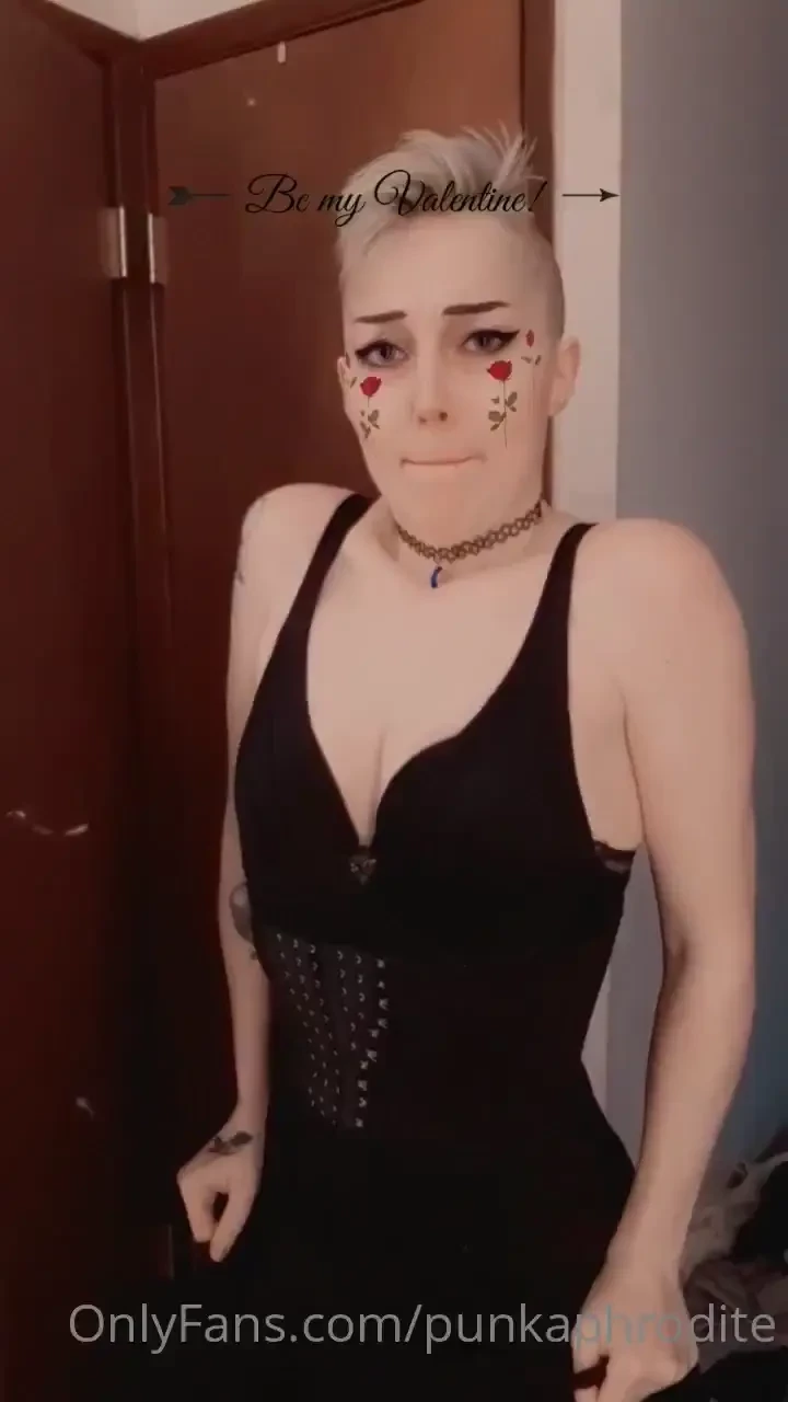 Cute short clip can barely get this dress off over my ass 