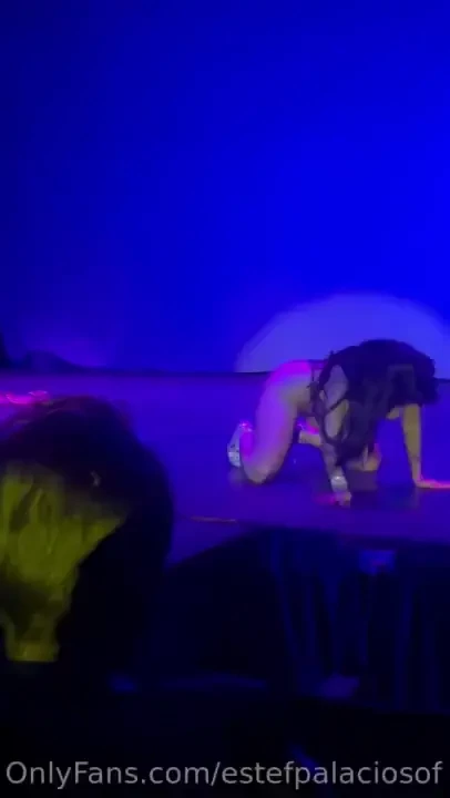 Mira como me desnudo frente a todos amor 