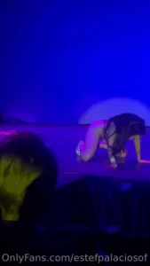 Mira como me desnudo frente a todos amor