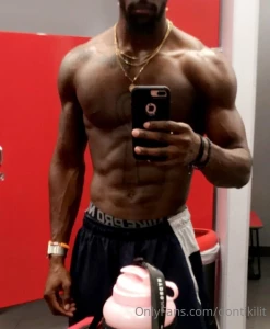If y all wanna see me naked go follow dontiki
