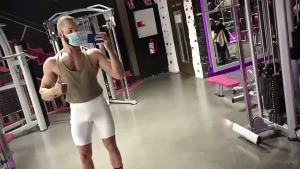 Hi i liked my outfit today in the gym so i made 2 videos for you some