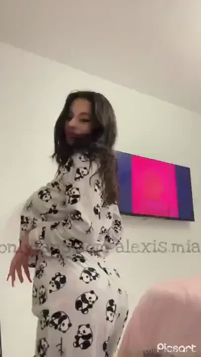 P ream a a de inocent n pijamalele mele p n c nd 