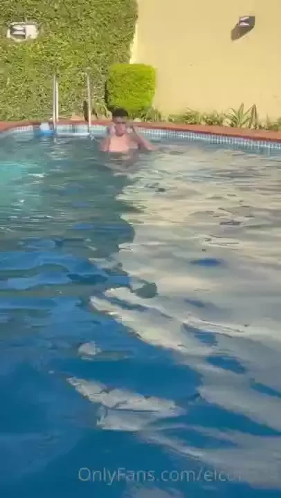 Me tocas abajo del agua do you touch me under the water 