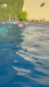 Me tocas abajo del agua do you touch me under the water