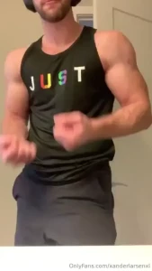 Want to squeeeeeeeze tf out of you with these thighs and bis