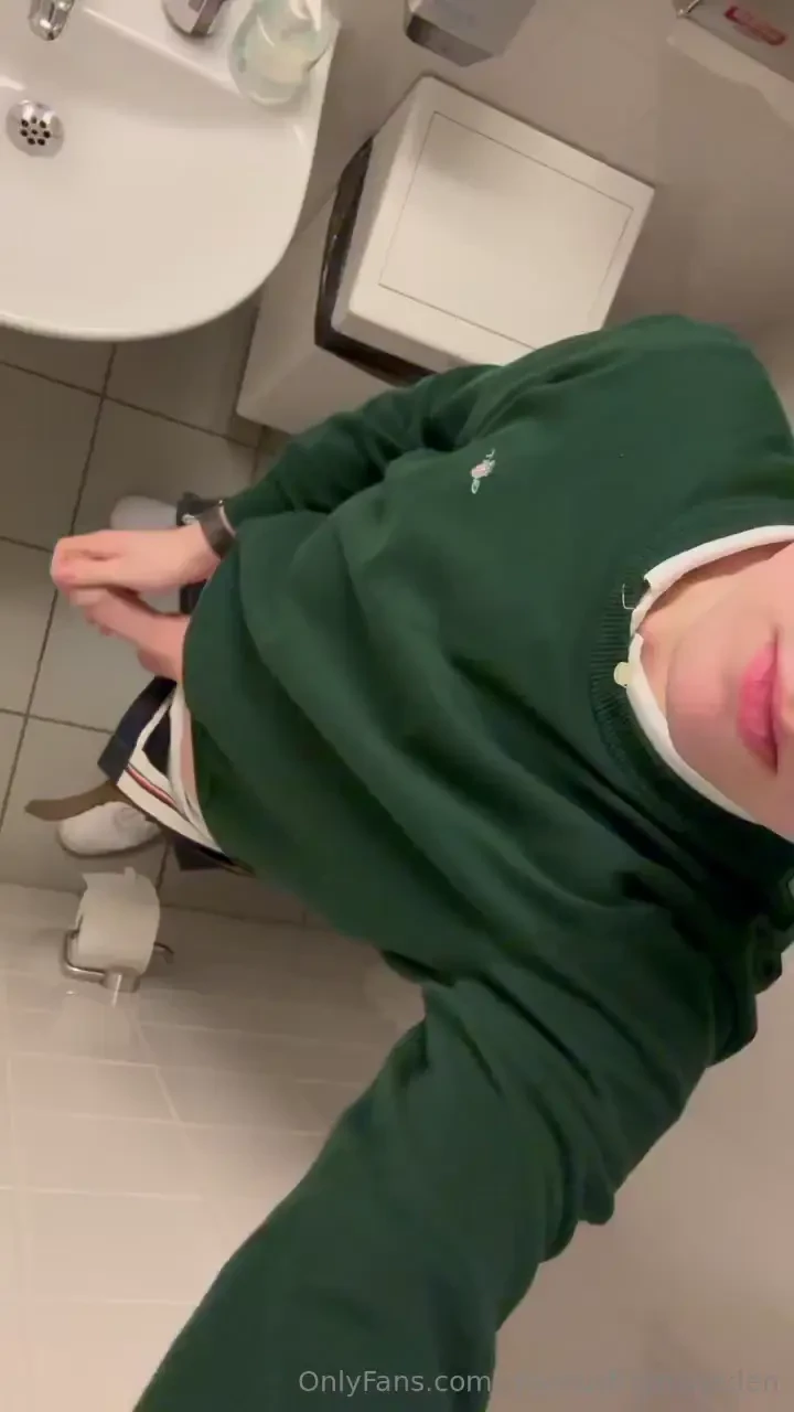 I really need a work daddy twink to accompany during lunch breaks 