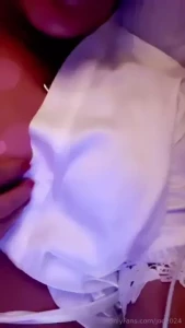 Si nel letto vestaglia bianca e senza nulla