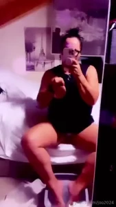 Mi trovi sexy anche con i piedi nella vaschetta capelli raccolti