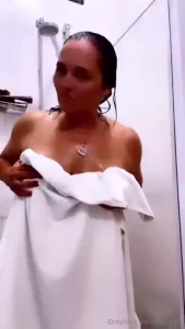 Posizione da dietro in piedi io in piedi di spalle leggermente piegata