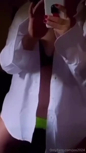 Togli la camicia lentamente tocca i capezzoli e fagli diventare