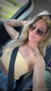 Pulled up lookin like a whole vibe