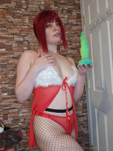 Makima is here to take a festive green cock and bonus you can even