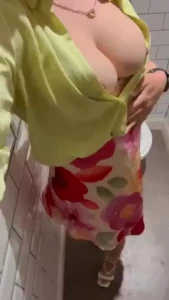 4 cocktails later and i m doing this in the bathroom